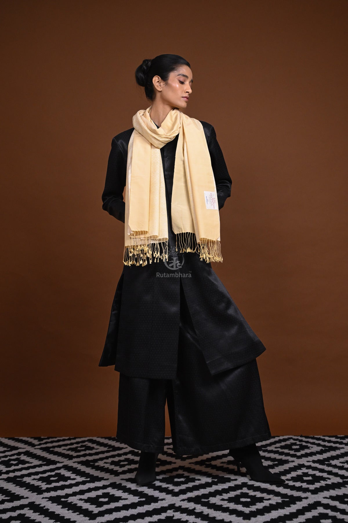 Eiraa - Handwoven Monochrome stole with plain border elegantly woven with silk and cotton yarns.