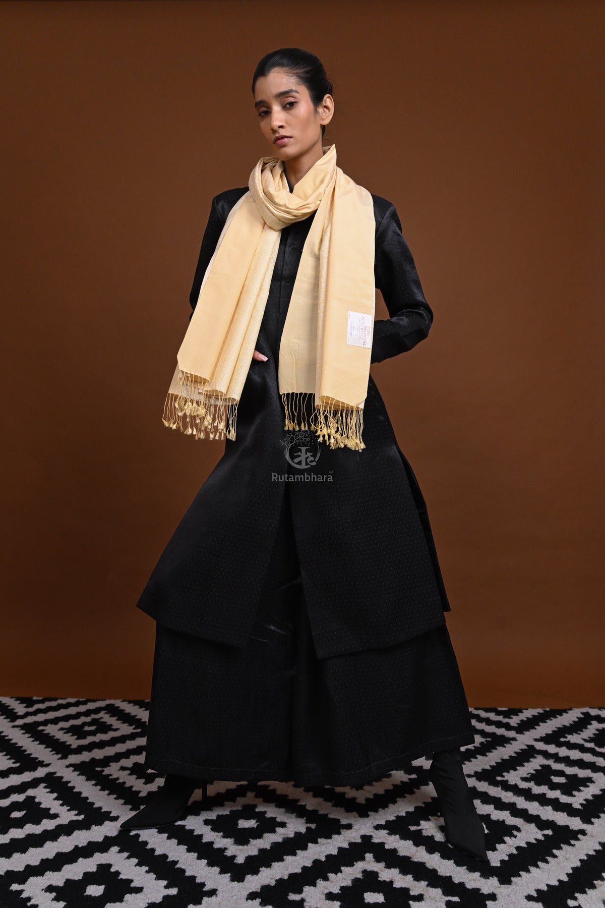 Eiraa - Handwoven Monochrome stole with plain border elegantly woven with silk and cotton yarns.