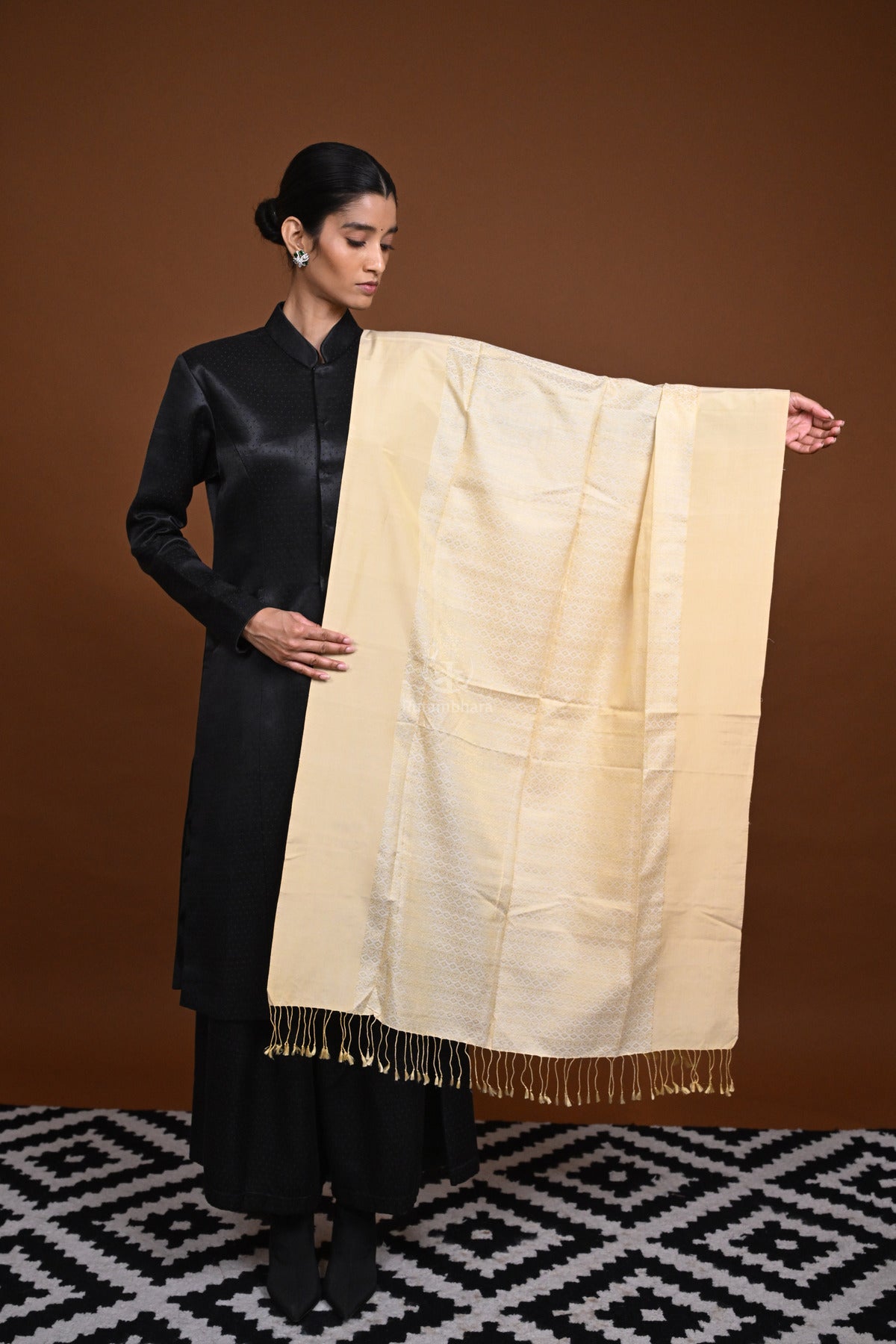 Eiraa - Handwoven Monochrome stole with plain border elegantly woven with silk and cotton yarns.