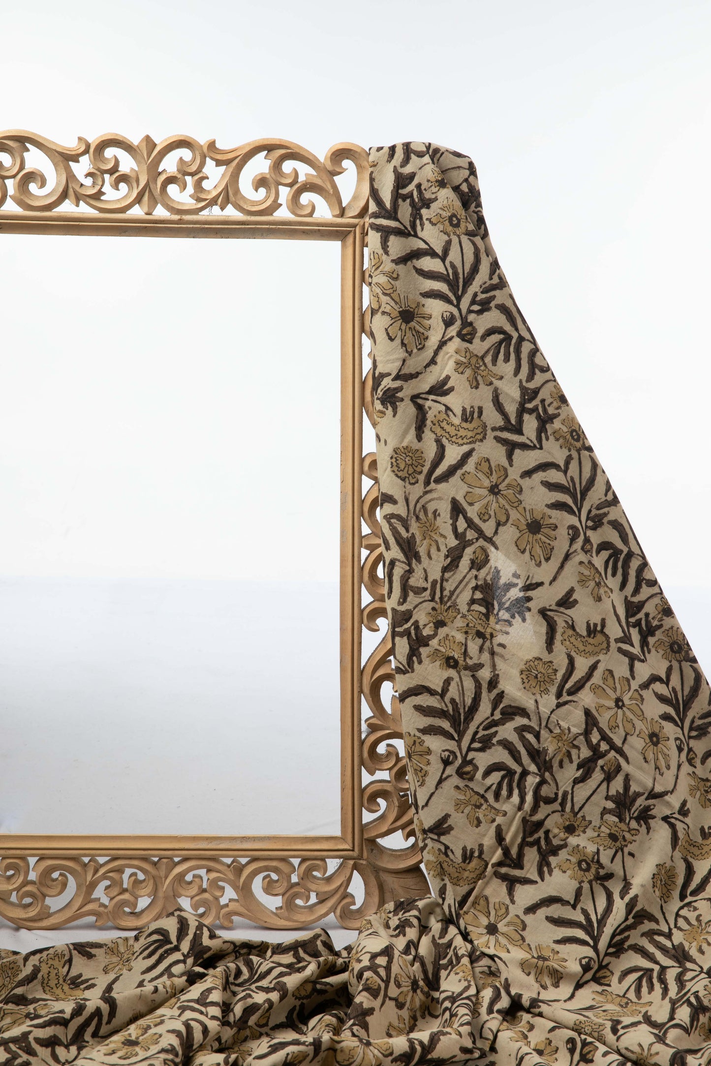 Siyahi - Earthy Floral Vine Fabric