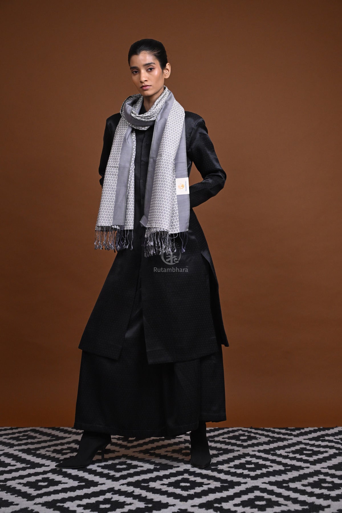 Eiraa - Handwoven Monochrome stole with broad plain border elegantly woven with silk and cotton yarns.-Rutambhara-RUTAMBHARA