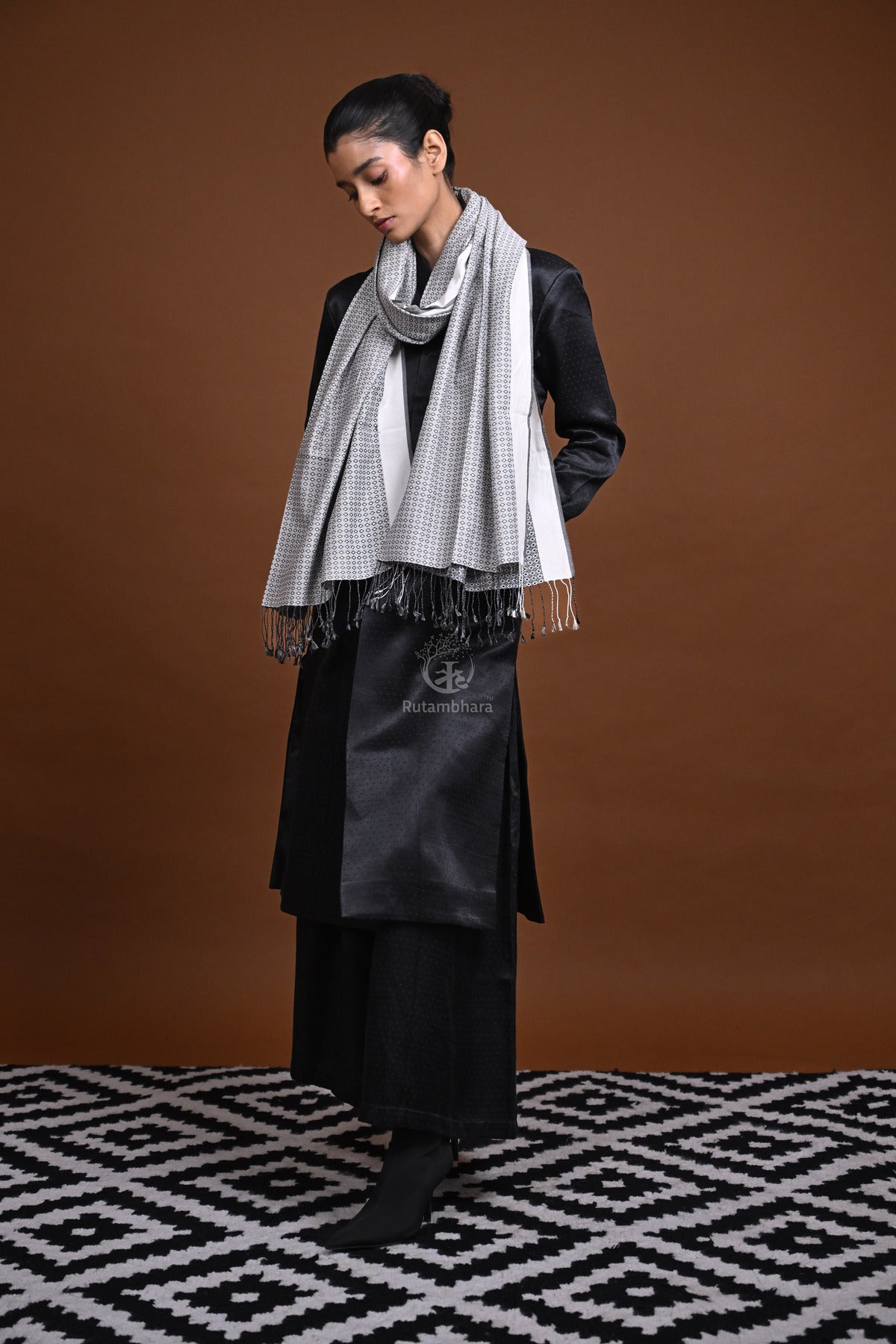 Eiraa - Handwoven Monochrome stoles elegantly woven with silk and cotton yarn-Rutambhara-RUTAMBHARA