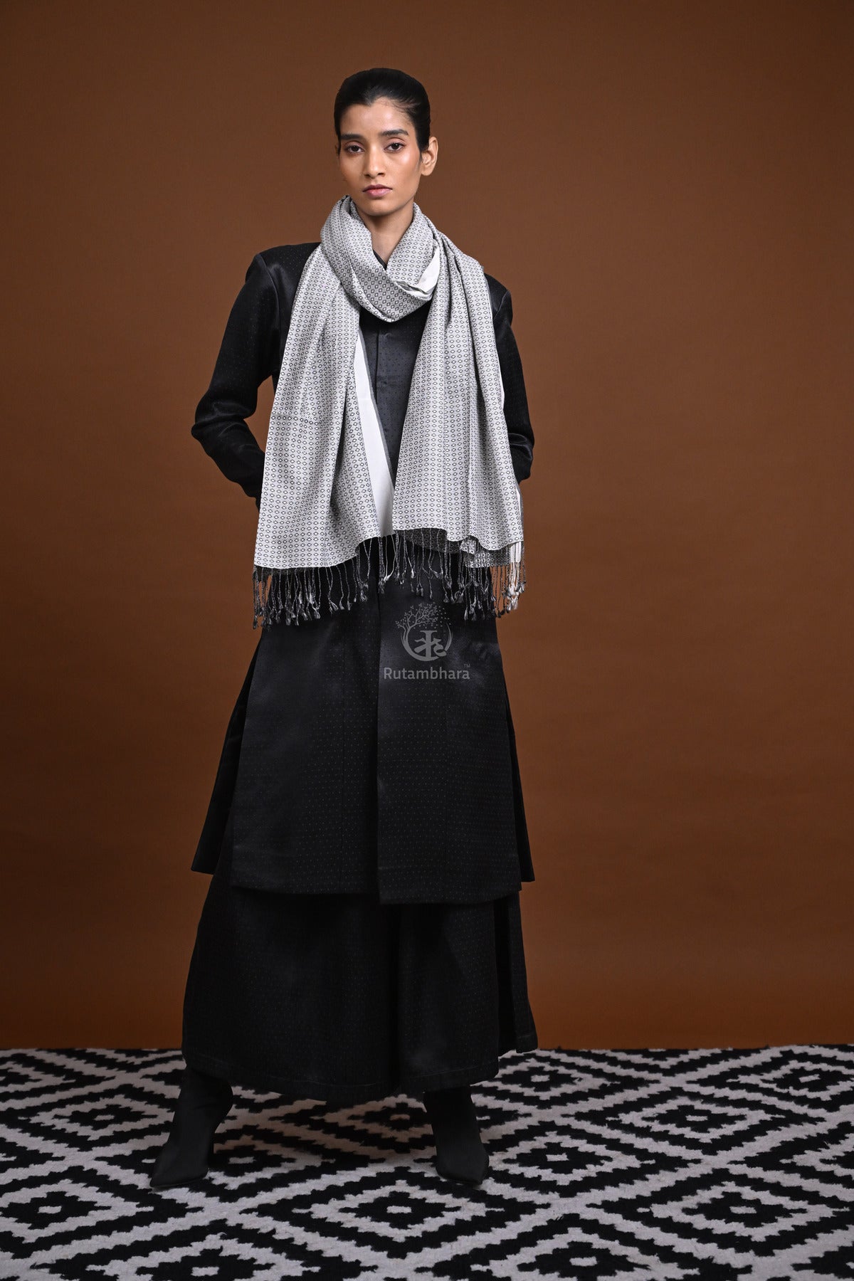 Eiraa - Handwoven Monochrome stoles elegantly woven with silk and cotton yarn-Rutambhara-RUTAMBHARA
