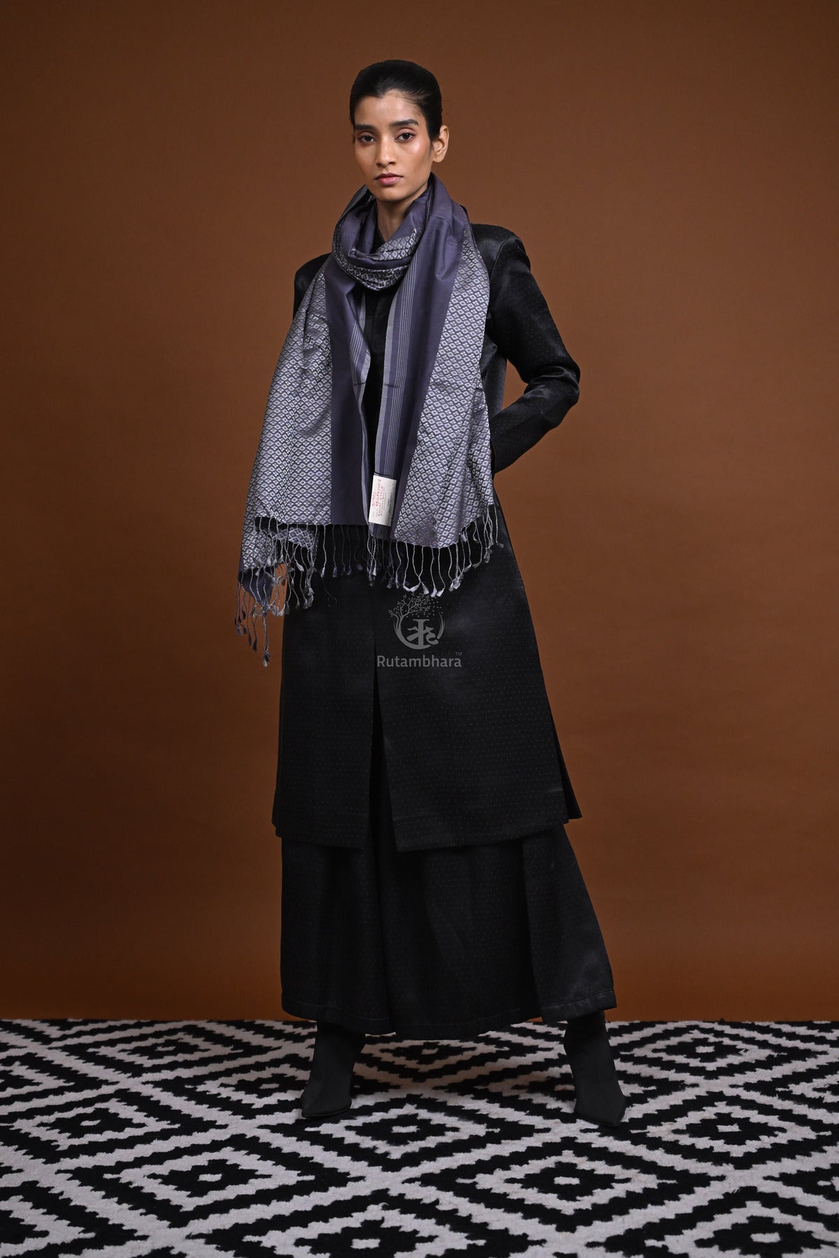 Eiraa - Handwoven Monochrome stole with broad plain border elegantly woven with silk and cotton yarns.