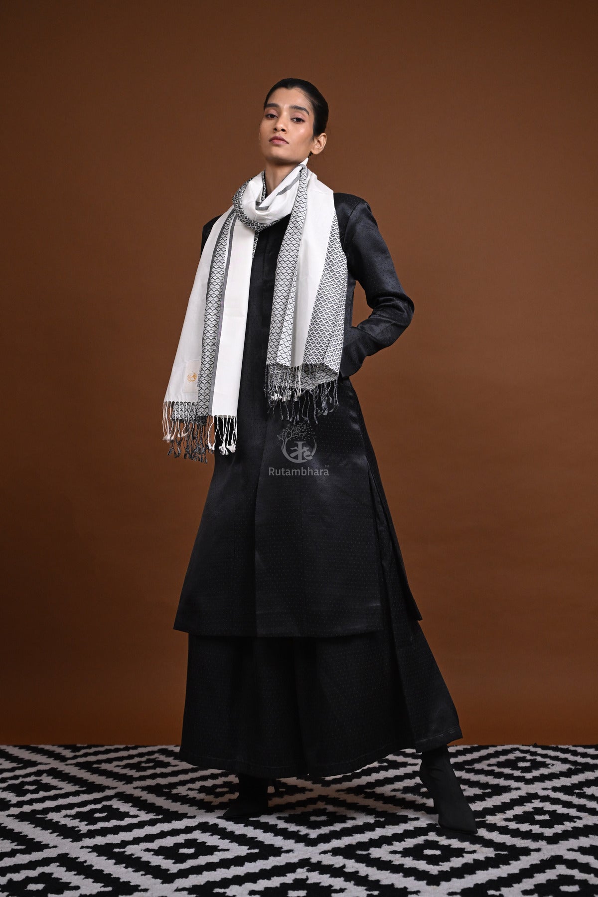 Eiraa - Handwoven Monochrome stole with broad plain border elegantly woven with silk and cotton yarns.