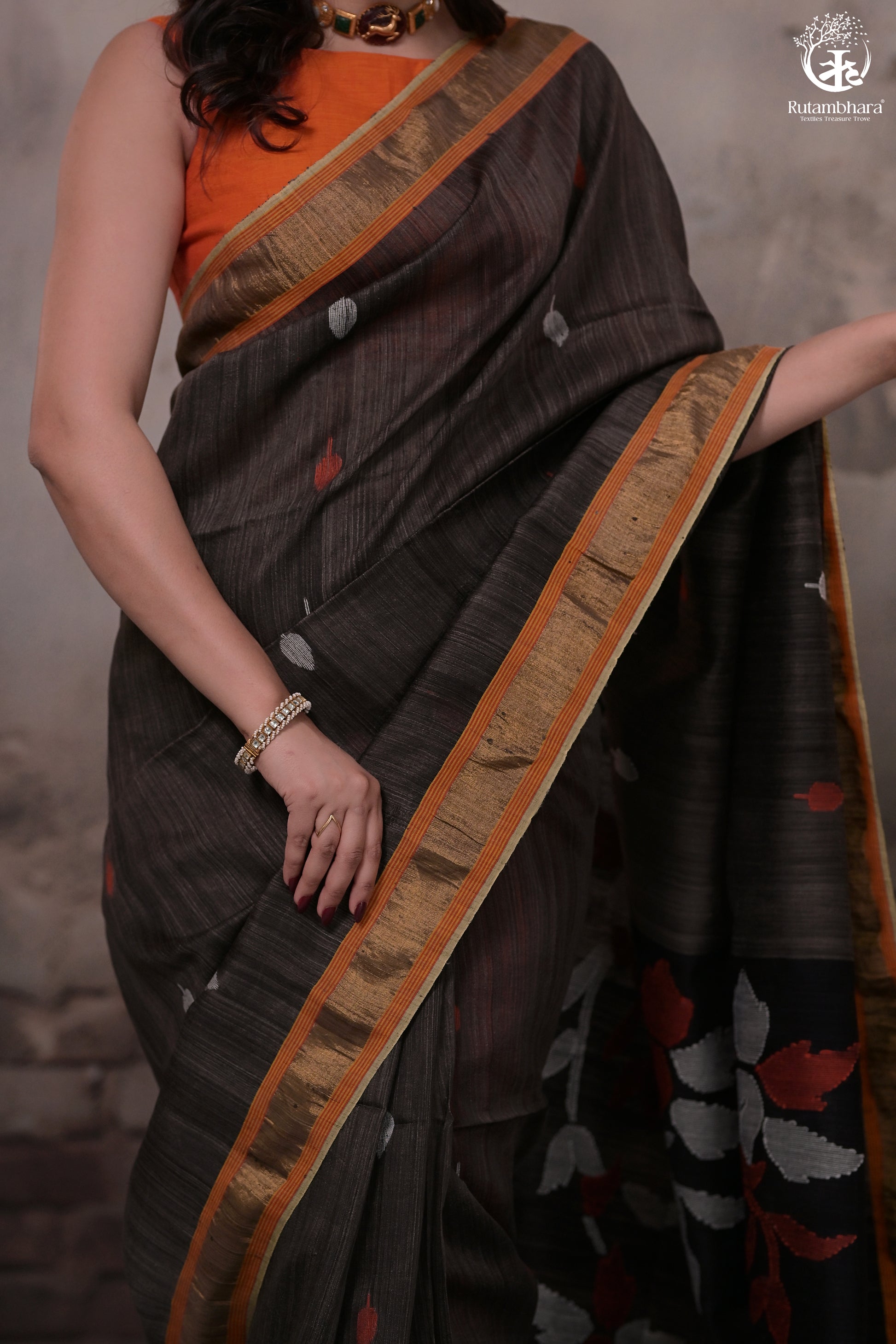 Black Handwoven Jamdani Muslin Matka Silk Saree-Rutambhara-RUTAMBHARA